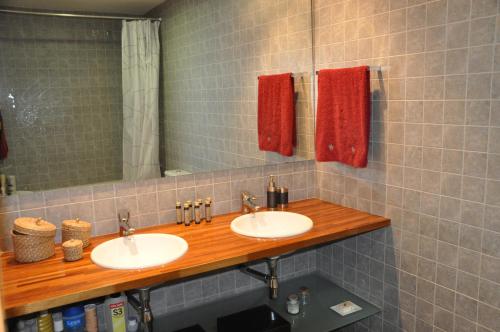 a bathroom with two sinks and a mirror at Casa en la Molina in La Molina