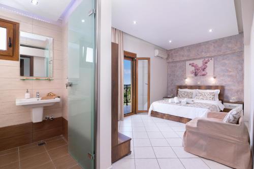 1 dormitorio con 1 cama y baño con lavamanos en Pension Maria, en Astris