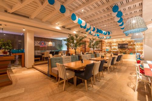 ein Speisesaal mit Tischen und Stühlen in einem Restaurant in der Unterkunft Hotel Tyulenovo in Tyulenovo