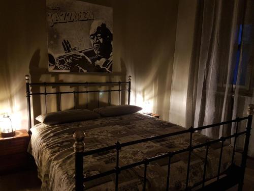 Dormitorio con cama con dosel en la pared en Saint George's House, en Alessandria