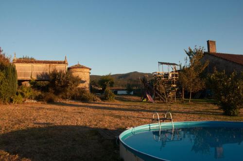 Piscina de la sau aproape de Outeiro de Setecamiños