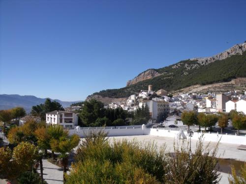 - Vistas a una ciudad con montaña en Apartamentos Rurales Parque, en Pegalajar