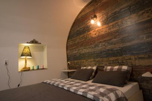 ブラショヴにあるPoarta Schei apartmentの木製の壁とベッドが備わるベッドルーム1室が備わります。