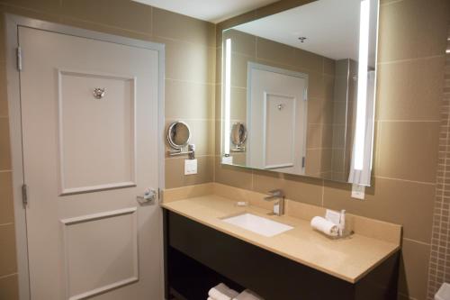 A bathroom at Best Western Premier NYC Gateway Hotel