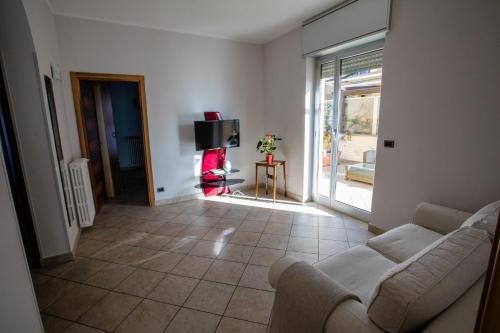 a living room with a couch and a television at Terrazza di Pinerolo in Pinerolo