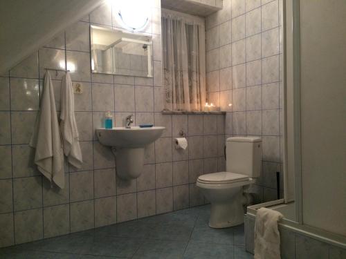 ピブニチュナ・ズドルイにあるHelenaのバスルーム(トイレ、洗面台付)