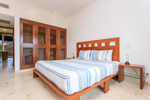 Tempat tidur dalam kamar di Private Pool Penthouse, Bikes plus Resort Pool Onsite!