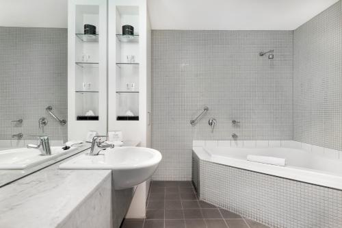 Koupelna v ubytování Melbourne CBD Central Apartment Hotel Official