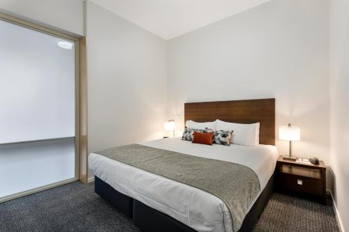 מיטה או מיטות בחדר ב-Melbourne CBD Central Apartment Hotel Official