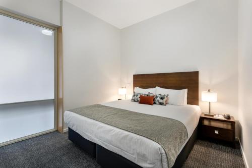 Postel nebo postele na pokoji v ubytování Melbourne CBD Central Apartment Hotel Official