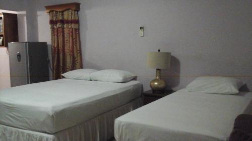 Una cama o camas en una habitación de Islanders Place