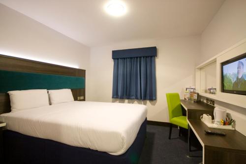 Postel nebo postele na pokoji v ubytování Ramada by Wyndham Cobham