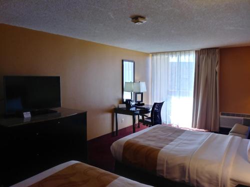 Giường trong phòng chung tại Quality Inn & Suites Fort Collins