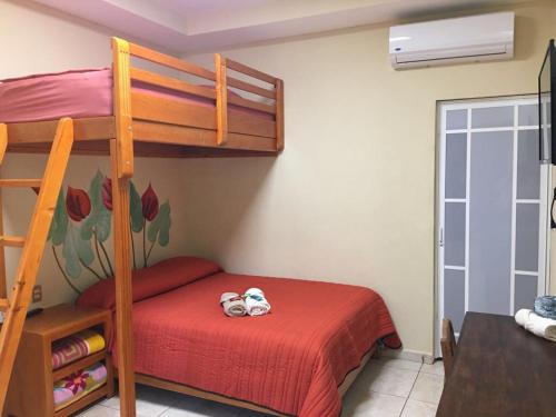 Двухъярусная кровать или двухъярусные кровати в номере Hotel Jovita