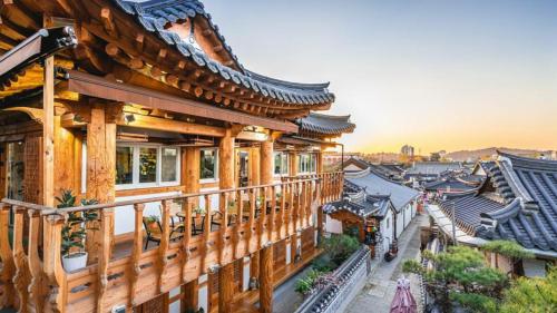 Blick auf ein Gebäude mit Balkon in der Unterkunft Laon Hanok Gguljam in Jeonju