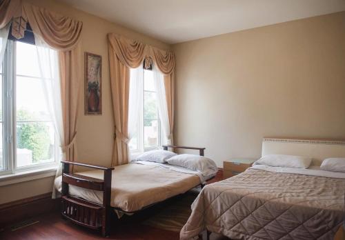 Un pat sau paturi într-o cameră la JstLikeHome - Luxury Mansion & Guesthouse