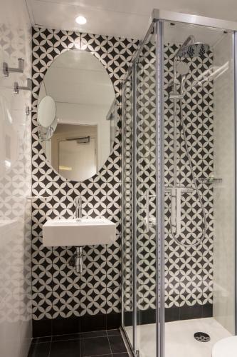 Salle de bains dans l'établissement Nouvel Hôtel Eiffel