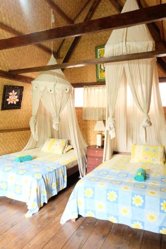Ένα ή περισσότερα κρεβάτια σε δωμάτιο στο Kerti Beach Bungalow and Restaurant