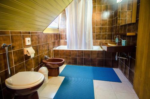 Koupelna v ubytování Apartment & Rooms Miboti