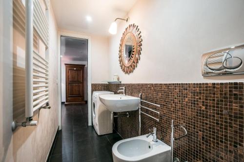 La salle de bains est pourvue d'un lavabo, de toilettes et d'un miroir. dans l'établissement In Front Of Coliseum, à Rome