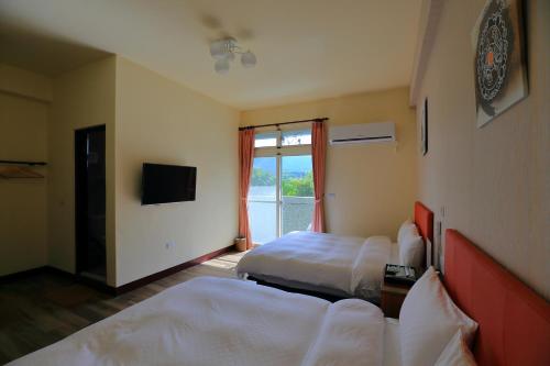 池上鄉的住宿－米漾民宿 ，酒店客房设有两张床和电视。