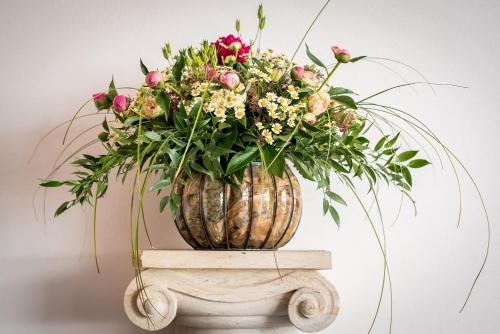 a vase filled with flowers on top of a table at Pirnscher Hof - Hotel Garni in Pirna