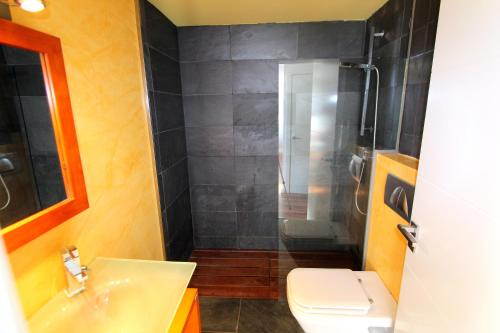 ロザスにあるLEON INMO Apartment Vista al Mar - 10017のバスルーム(シャワー、トイレ、シンク付)
