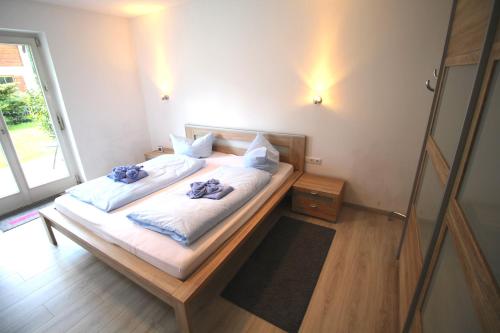 ガルミッシュ・パルテンキルヒェンにあるTimのベッドルーム1室(青いタオル付きのベッド1台付)