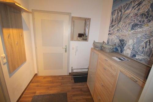ガルミッシュ・パルテンキルヒェンにあるTimのバスルーム(シンク、鏡、ドア付)