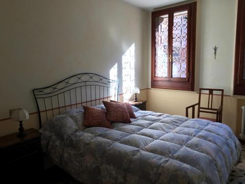 een slaapkamer met een groot bed en een raam bij Cà Formosa in Venetië