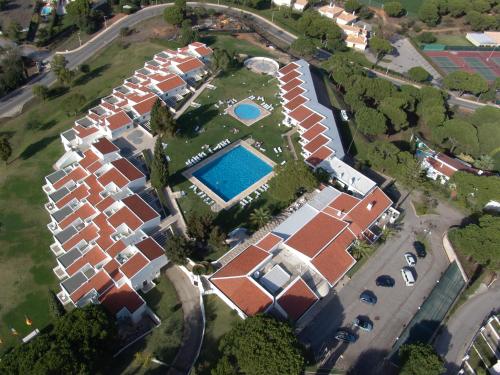 an overhead view of a group of houses with a pool at Hotel Apartamento Do Golfe in Vilamoura