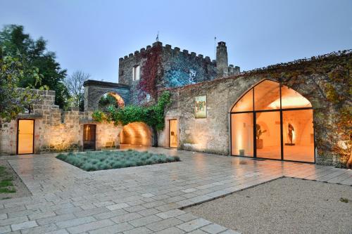 una vista exterior de un edificio con patio en Masseria Li Reni, en Manduria