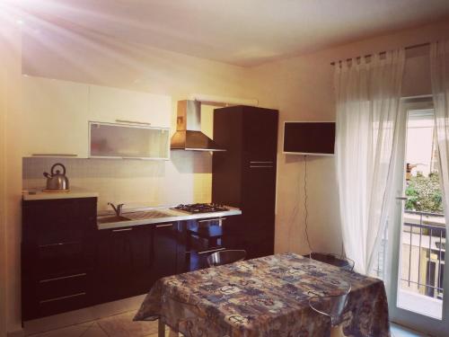 una pequeña cocina con mesa y encimera en Casa Solemare, en Diano Marina