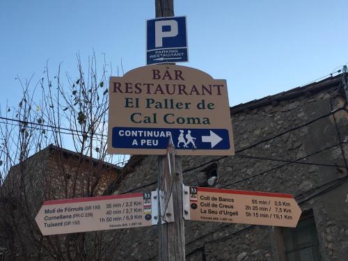 a street sign for a bar restaurant el palacio cal cone at Apartaments Cal Climent in Fornols