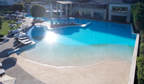 Der Swimmingpool an oder in der Nähe von Amus Hotel & Spa