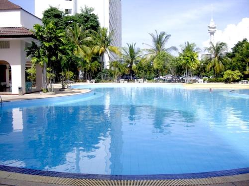 a large blue swimming pool in a resort at View Talay 1 Jomtien in Pattaya South
