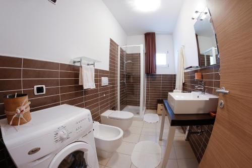 a bathroom with a washing machine and a sink at PORT DO SOL-free wi-fi no limits in Sal Rei