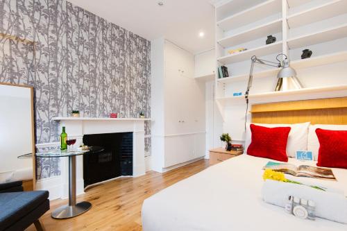 מיטה או מיטות בחדר ב-Earls Court Amazing 2 bed Flat in Central London