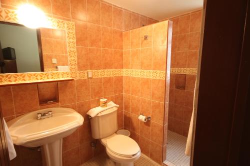 Ett badrum på Hotel Monte Alban - Solo Adultos