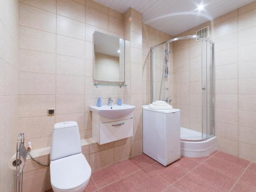 ヤロスラヴリにあるApartments Romanovskyのバスルーム(トイレ、洗面台、シャワー付)