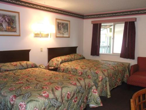 Postel nebo postele na pokoji v ubytování Sunrise Inn