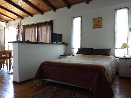 a bedroom with a bed in a room with windows at Cabanas El Paramo in Colón