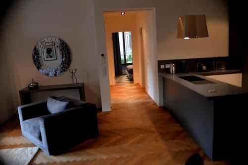 een woonkamer met een bank en een keuken bij BonusFeature Apartments in Berlijn