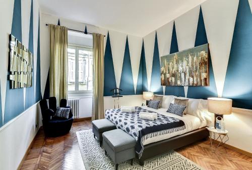ミラノにあるSweet Inn -Ciovassoの青い壁のベッドルーム1室(キングサイズベッド1台付)