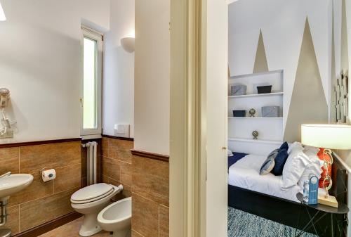 ミラノにあるSweet Inn -Ciovassoのバスルーム(ベッド1台、トイレ、シンク付)