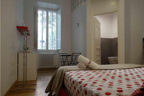 een slaapkamer met een bed in een kamer met een raam bij Affittacamere ROMA FLAMINIO in Rome