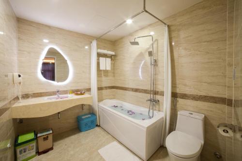 La salle de bains est pourvue d'une baignoire, de toilettes et d'un lavabo. dans l'établissement Hotel La Perle, à Hue