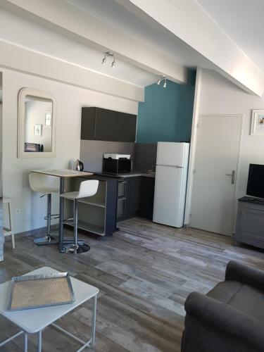 une cuisine et un salon avec un canapé et une table dans l'établissement Villa Valdor- Studio, à Cotignac