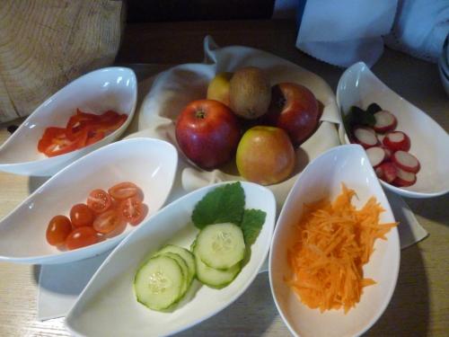 una tabella ricoperta di ciotole di diversi tipi di alimenti di Xundheits Hotel Garni Eckershof a Bad Birnbach