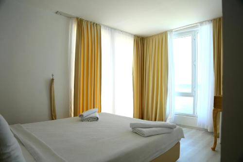 Кровать или кровати в номере Olimpos Beach Hotel by RRH&R